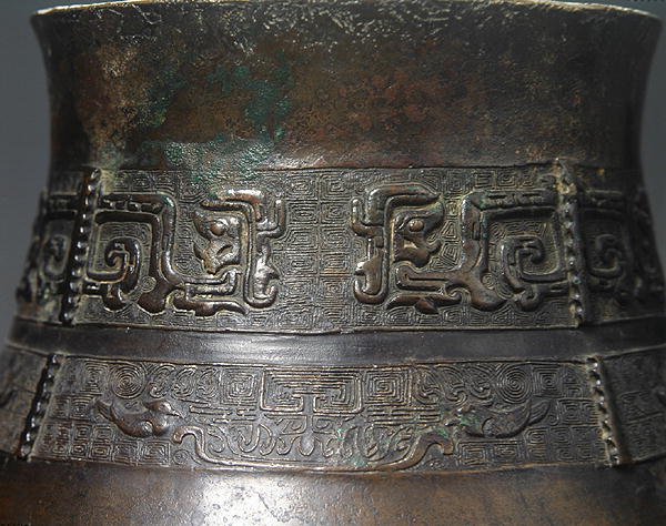 Szczegół wazy Hu z dekoracją odlewaną (brąz) (szczegół 272172) (patrz także 272174) autorstwa School Chinese