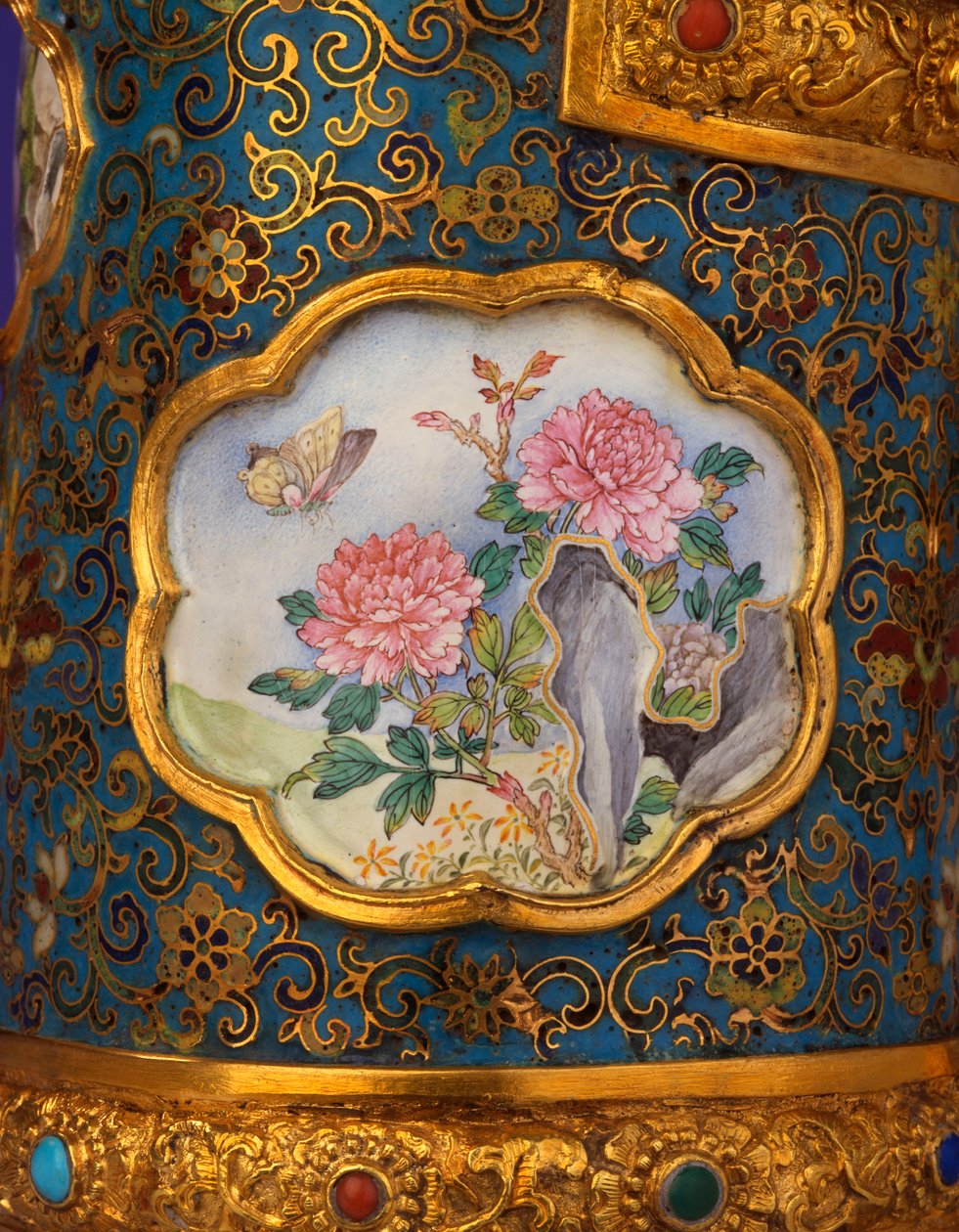 Szczegół emaliowanego kartusza ze wspaniałego cesarskiego złota, cloisonne i pekińskiego emaliowanego dzbanka, Duomuhu, wygrawerowany czteroznakowy znak Qianlong i epoki, Pałacowe Warsztaty autorstwa School Chinese