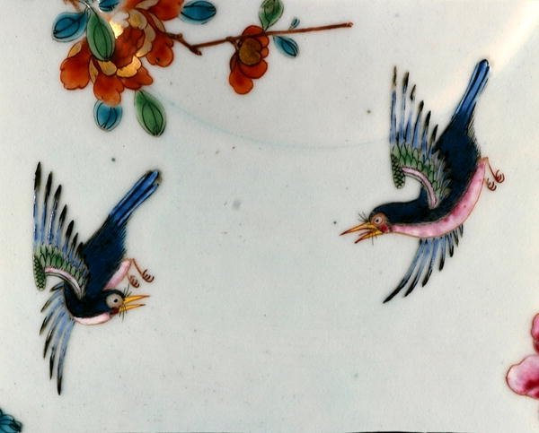 Szczegół dwóch ptaków w locie z miski pokrytej różami, okres Qianlong (1736-95) c.1745 (porcelana) autorstwa School Chinese