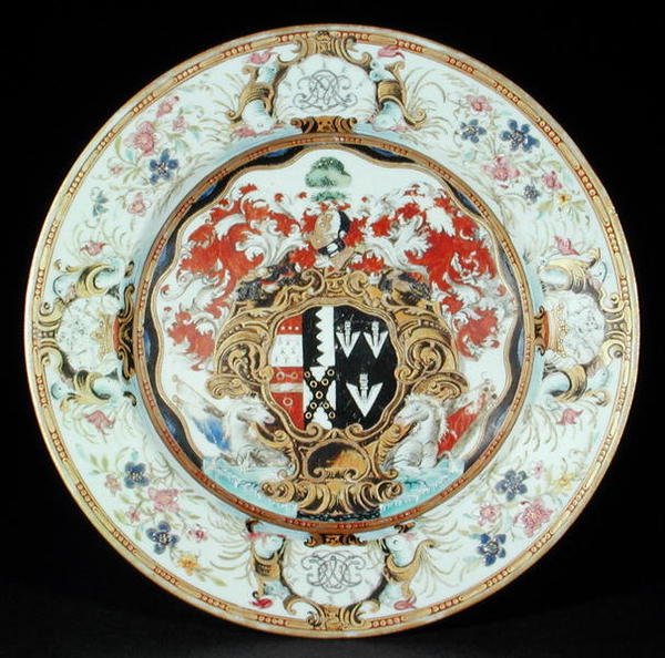 Talerz obiadowy malowany emaliami famille rose w stylu rokoko z herbem Leake Okeover Esq., okres Kangxi (1662-1722) (porcelana) autorstwa School Chinese