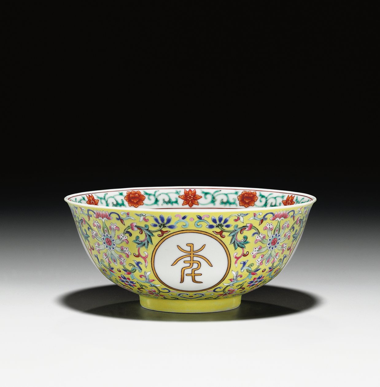 Miska „urodzinowa” z żółtą różą Famille, okres Jiaqing (1796-1820) (ceramiczna) (patrz także 465374) autorstwa School Chinese