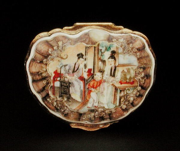 Pokrywka tabakiery w formie muszli, okres Qianlong (1736-95) ok. 1760 (porcelana) (patrz także 210139) autorstwa School Chinese