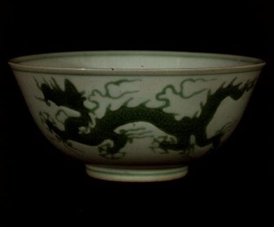 Miska zielonego smoka Ming, okres Hong-hsi, ok. 1425-35 (porcelana) autorstwa School Chinese