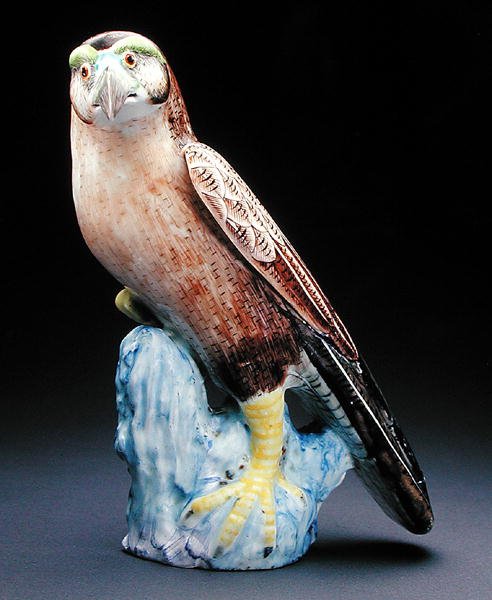 Jeden z pary famille rose hawk, ok. 1750 (porcelana) (patrz 231340 dla innych) autorstwa School Chinese