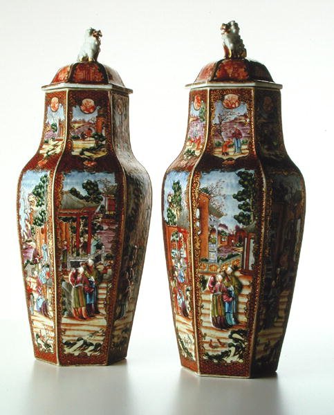 Para chińskich sześciokątnych waz z pokrywkami, okres Qianlong (1736-95) (porcelana) autorstwa School Chinese