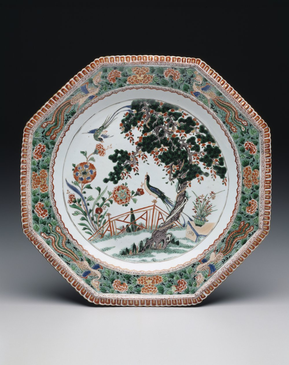 Talerz, ok. 1725-30 (porcelana z emaliami famille verte overglaze) autorstwa School Chinese