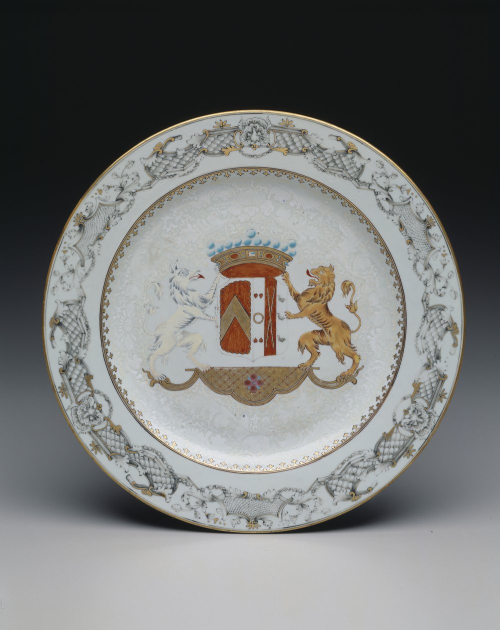 Talerz herbowy, ok. 1740 (porcelana z emaliami kolorowymi i grisaille) autorstwa School Chinese