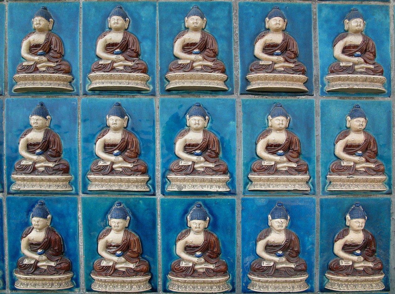 Mały mur Buddów na wyspie Hortensje („Qionghua”) w Parku Beihai lub Parku Morza Północnego w Pekinie. Fotografia, Leonard de Selva, Chiny, 2006. autorstwa School Chinese