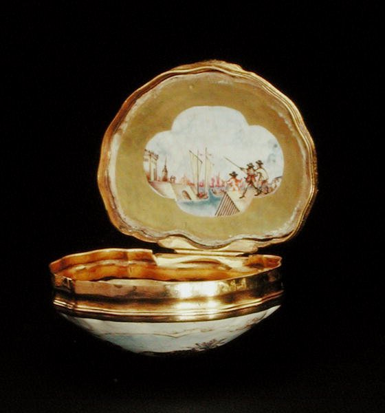 Tabakiera w formie muszli, okres Qianlong (1736-95) ok. 1760 (porcelana) (patrz także 210140) autorstwa School Chinese