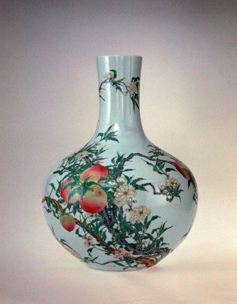 Wazon z brzoskwiniami, okres Qianlong (1736-95) (porcelana pokryta emaliami) autorstwa School Chinese