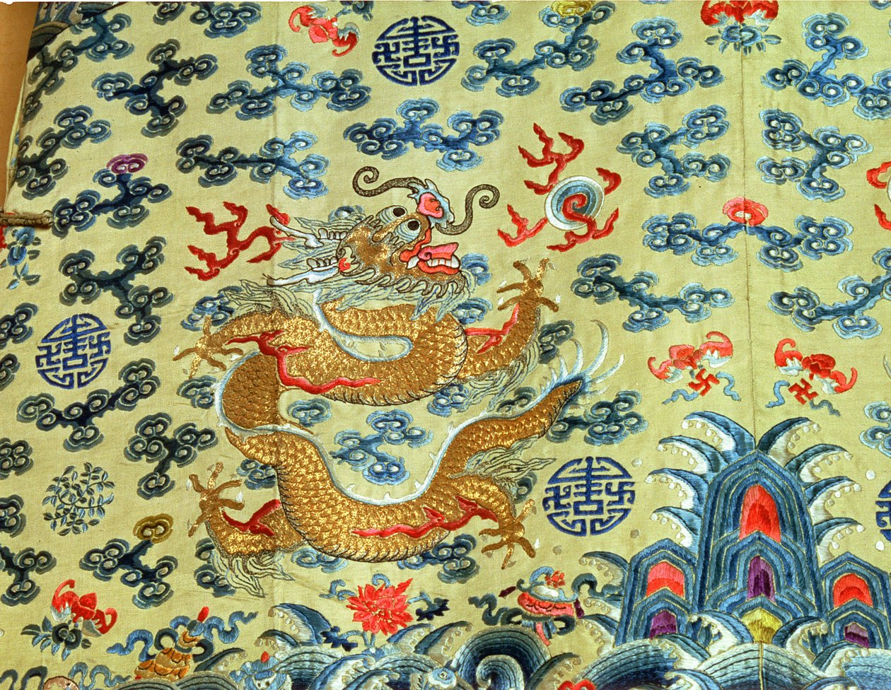 Kobieca smocza szata cesarska „longpao”, z dziewięcioma smokami i dwunastoma symbolami władzy cesarskiej, dynastia Qing, koniec XIX wieku (haftowana jedwabna satyna) autorstwa School Chinese