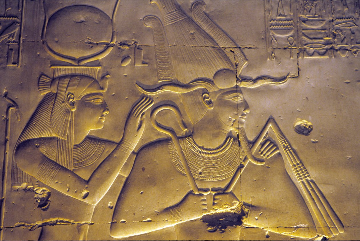 Starożytny Egipt, malowidło ścienne/rzeźba, bogini Izyda obejmuje siedzącego męża, Ozyrysa, świątynia Setiego I, Abydos autorstwa School Egyptian