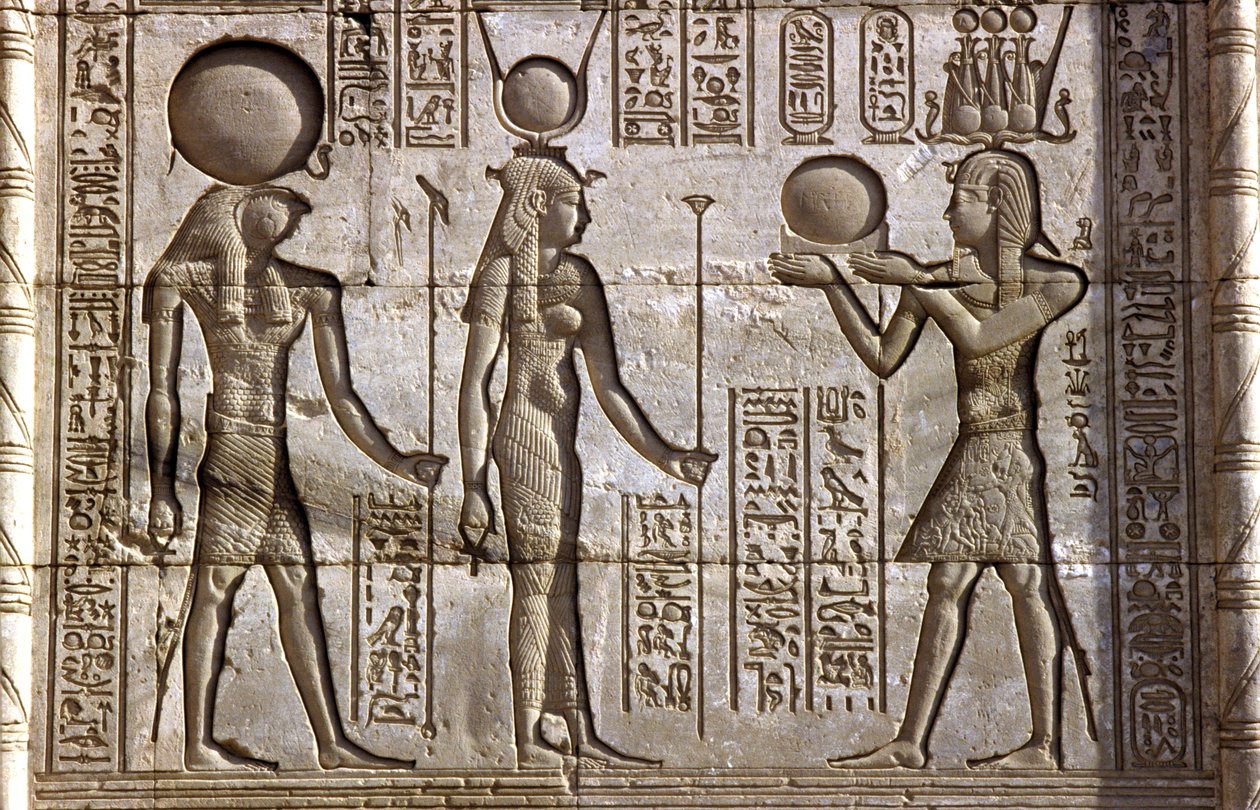 Muinainen Egypti, seinämaalaus/kaiverrus, Horus ja Isis saavat uhrin faraolta, Hathorin temppeli, Dendera (valokuva)kiillotus autorstwa School Egyptian