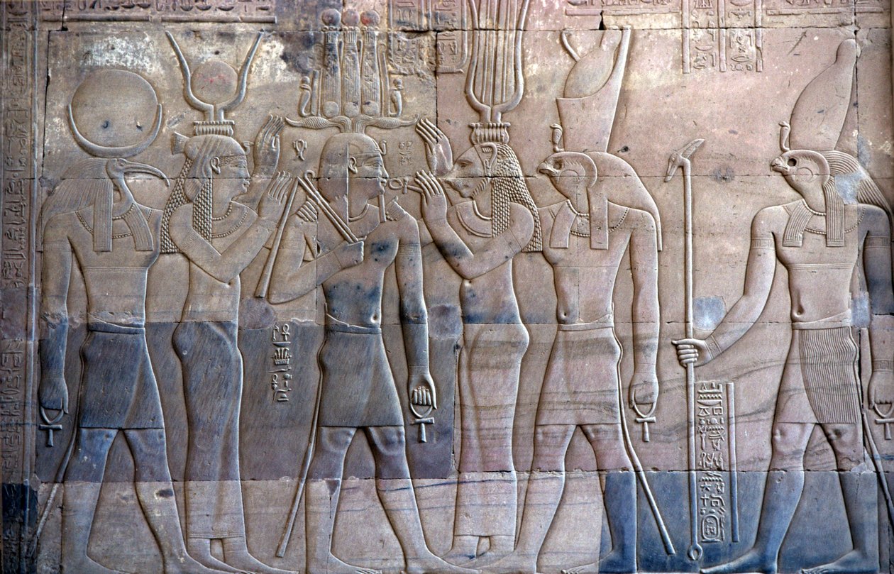 Starożytny Egipt, malowidło ścienne/rzeźba, Ptolemeusz XIII przedstawiający Horusa, świątynia Sebka i Horusa, Kom Ombo (zdjęcie) autorstwa School Egyptian