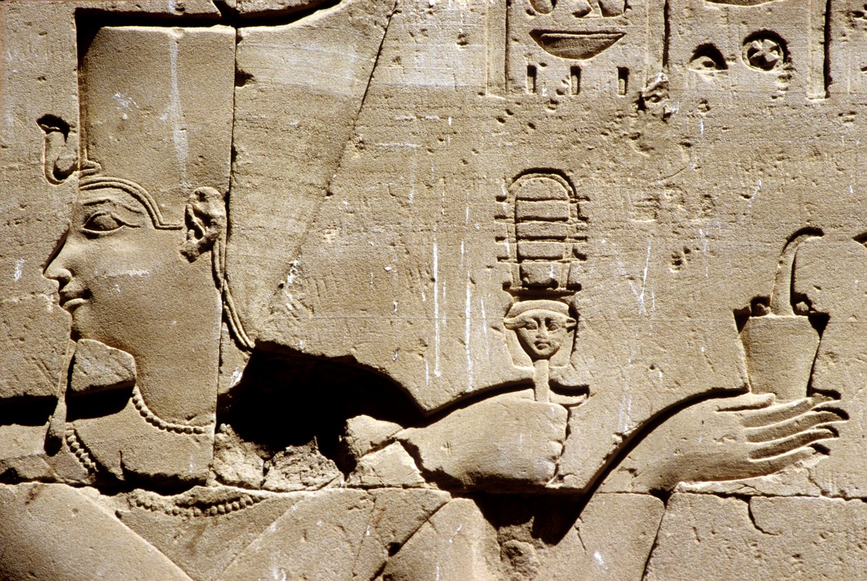 Starożytny Egipt, malowidło ścienne/rzeźba, faraon Ptolemeusz potrząsający systrum i ofiarowujący kadzidło, Świątynia Horusa, Edfu (zdjęcie) autorstwa School Egyptian