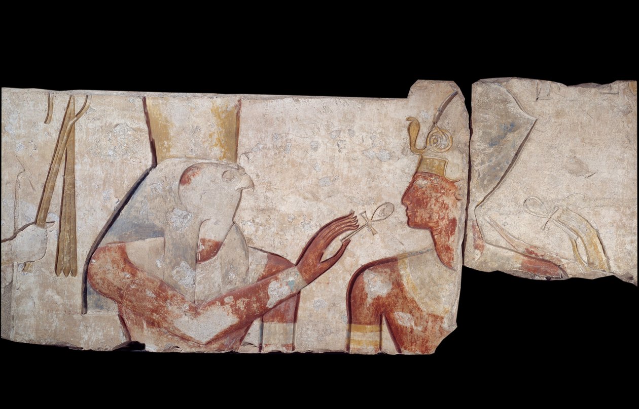 Starożytna sztuka egipska: Król Ramzes II zostaje przedstawiony boskim Horusowi, Amonowi i Hathorowi, którzy dają mu życie i królewskie insygnia. Niska płaskorzeźba wapienna ze świątyni Ramzesa II a Abydos Około 1250 r. p.n.e. XIX dynastia. Nowe Imperium.  autorstwa School Egyptian
