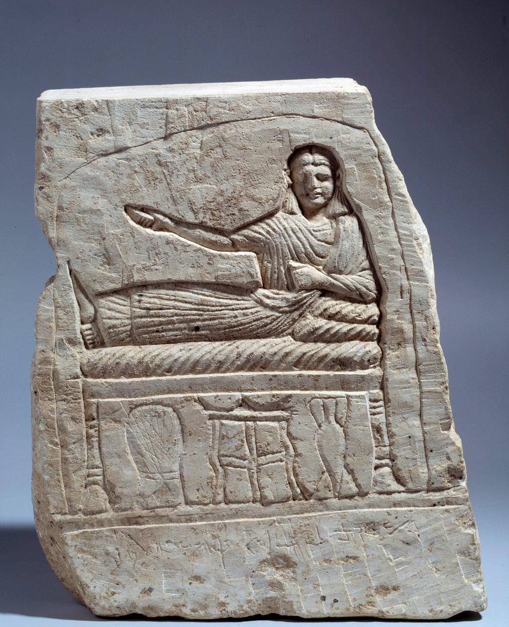 Starożytna sztuka egipska: stela grobowa w wapieniu w imię Pani Artemidy. (z późnym bankietem) Z Kom Abu-Billou (Abu Billou), Egipt. Wysokość 24 cm. Okres niski (III w. n.e.). Paryż, Musee Du Louvre autorstwa School Egyptian