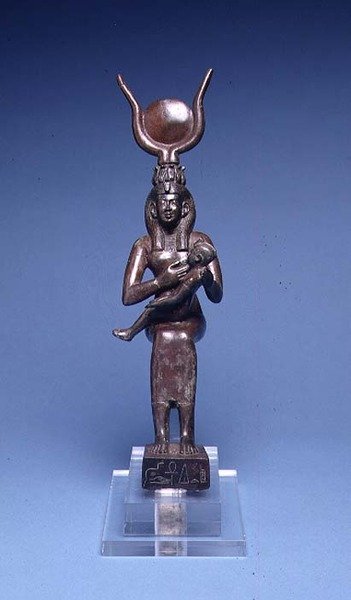 E.122-1954 Iris Nursing Horus (widok z przodu) Egipski, 715-525 pne (stop miedzi) (patrz także 89138) autorstwa School Egyptian