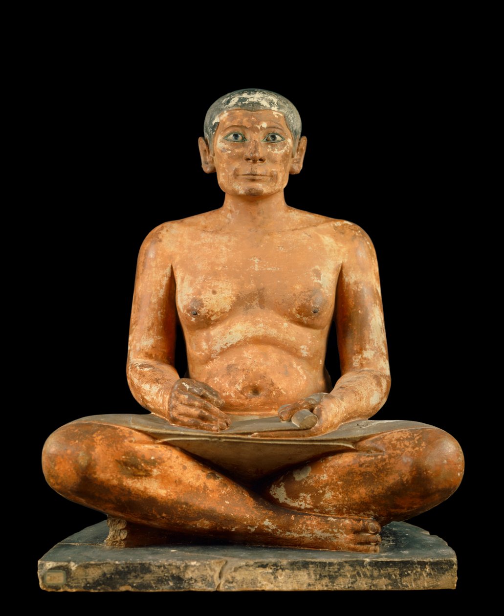 Starożytność egipska: „Skryba w kucki”” Posąg z wapienia, albastra i kryształu górskiego. Pochodzi z sakkarah (Saqqara) (ok. 2620 - 2350 pne). 4. lub 5. dynastia) Nd. 0,537m, Musee du Louvre, Paryż - Starożytność Egiptu: „Posąg Przyczajonego Skryby” autorstwa School Egyptian