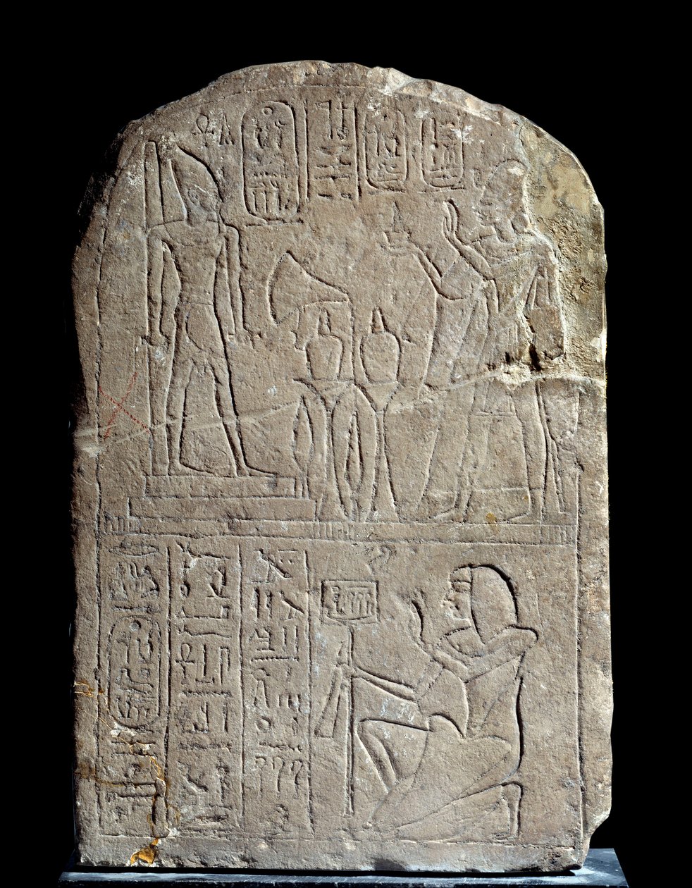 Starożytność egipska: stela z wapienia w imię szyldowych drzwi króla Anyi. W wieszaku faraon Ramzes II ofiarowuje kadzidło swojemu kolosalnemu boskiemu posągowi. Regne Ramzesa II (1279-1213 pne). Z serapeum Sakkary. Słońce 0,44x0,3 m Paryż, musee du Louvre autorstwa School Egyptian