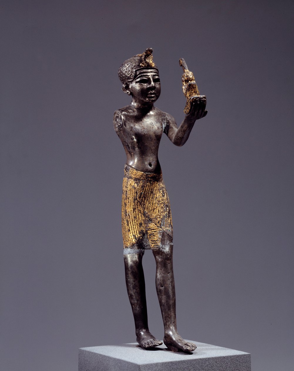 Starożytność egipska: statuetka króla (Seti I?) składającego ofiarę Maat. Rzeźba ze srebra i złota. Regne Sethi (1294-1279 pne). Ciemny. 19 cm. Paryż, Luwr autorstwa School Egyptian