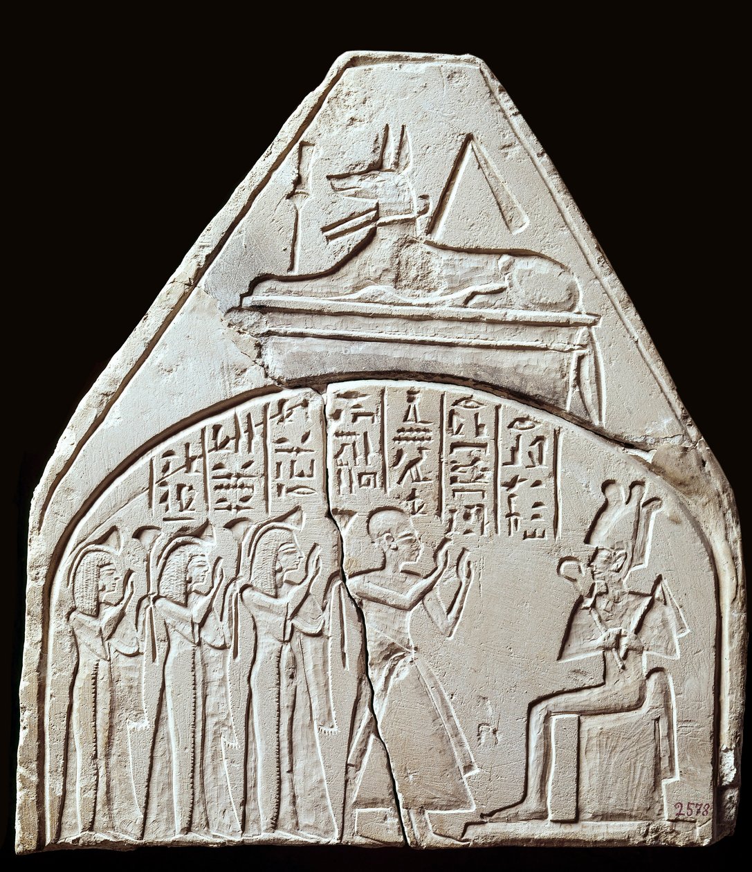 Starożytność egipska: fragment steli przedstawiający kult boga Ozyrysa. Powyżej przedstawia Anubisa. Paryż, Luwr autorstwa School Egyptian