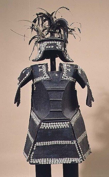 Ata Armor z Mindanao na Filipinach (rattan pokryty żywicą i haftowany muszlami kauri) autorstwa School Filipino