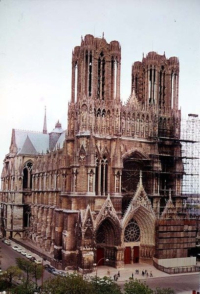 Fasada zewnętrzna autorstwa School French