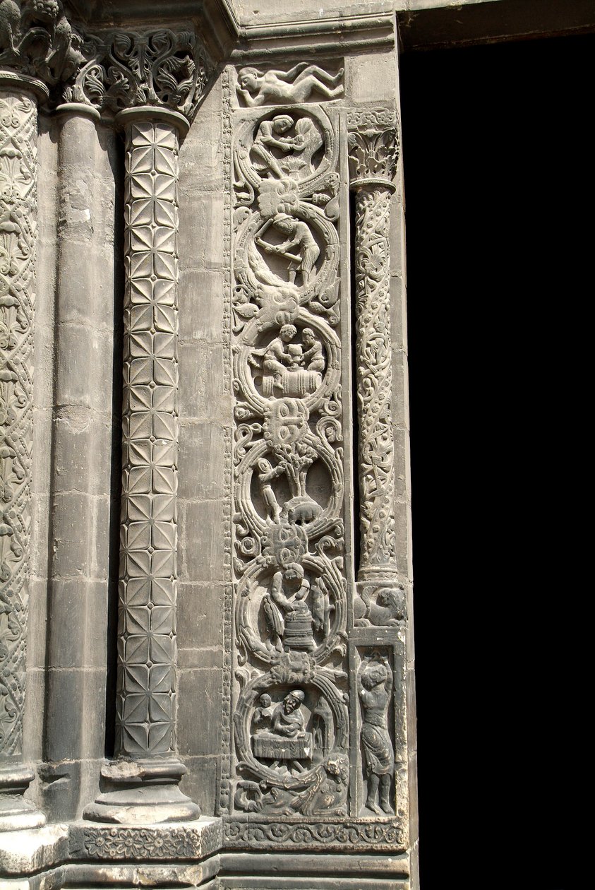 Sztuka gotycka: Pierright portalu po prawej stronie zachodniej fasady bazyliki Saint Denis przedstawiający pracę pól (po lewej). Saint-Denis, Francja autorstwa School French