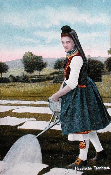 Pocztówka przedstawiająca służącą z Hesji w Niemczech piorącą ubrania, b.1914 (kolor lito) autorstwa School German