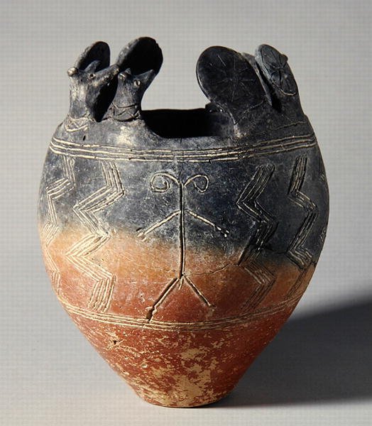 Polerowana na czerwono miska, z nasadką zwierzęcą i tarczą przeciwsłoneczną, z Vounous, Cypr, Tomb 91, 2500-2075 pne (glina) autorstwa School Greek