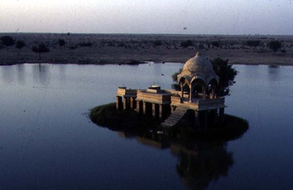 Jag Mandir nad jeziorem Pichola (zdjęcie) autorstwa School Indian