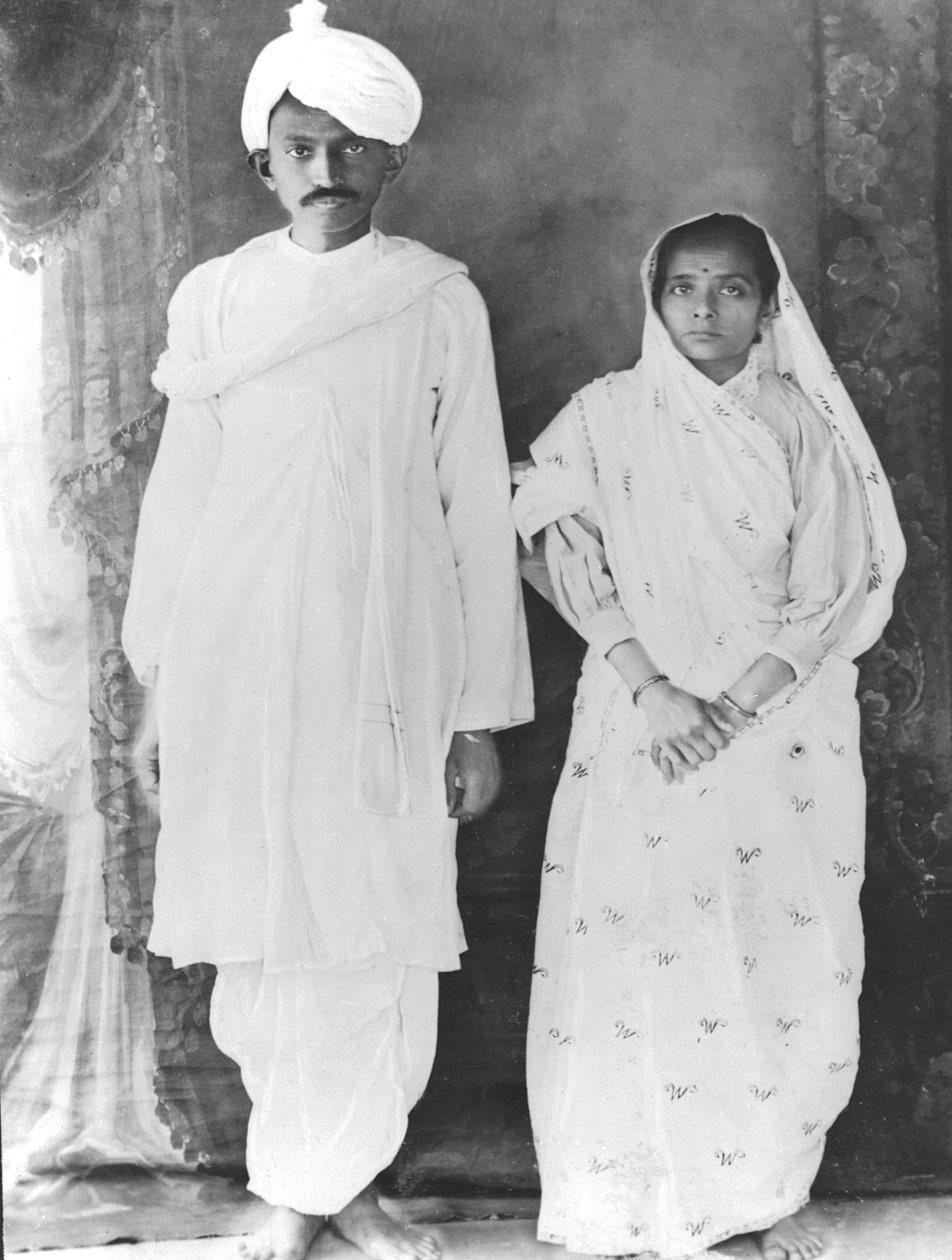 Kasturba (1869-1944) i Mahatma Gandhi (1869-1948) (zdjęcie czarno-białe) autorstwa School Indian