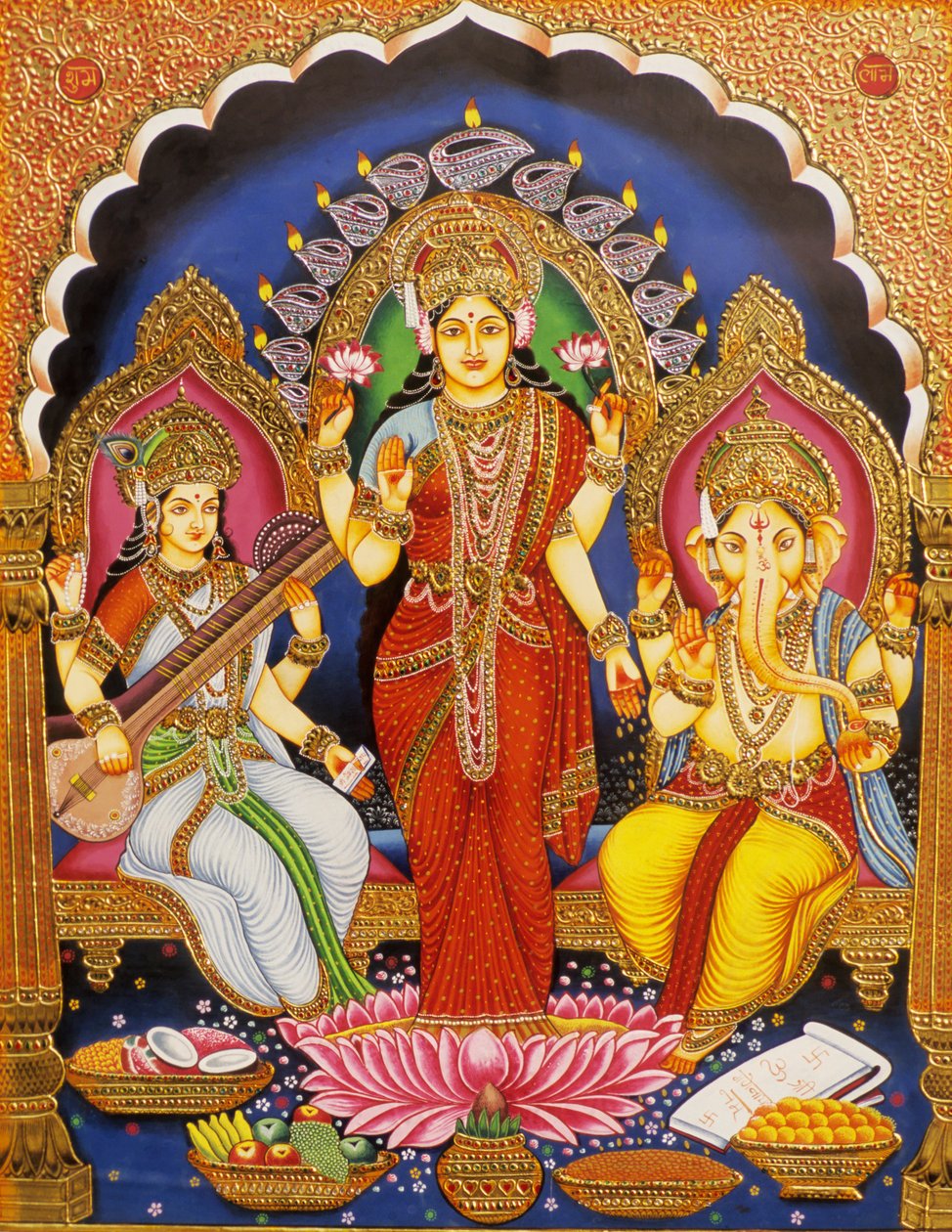 Pan Ganesh z Laxmi i Saraswati Miniaturowy obraz na papierze z wytłoczonym złotem Indie autorstwa School Indian