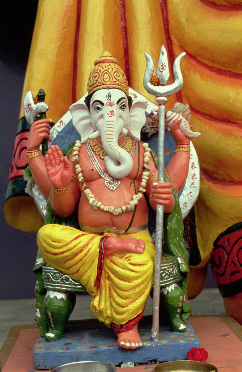 Posąg Ganesha, boga słonia, na tronie autorstwa School Indian