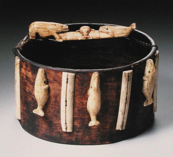 Wiadro z Grenlandii (drewno i kość słoniowa) autorstwa School Inuit