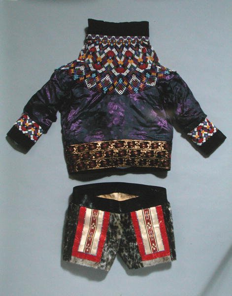 Kurtka i szorty damskie, z Grenlandii (tekstylne) autorstwa School Inuit