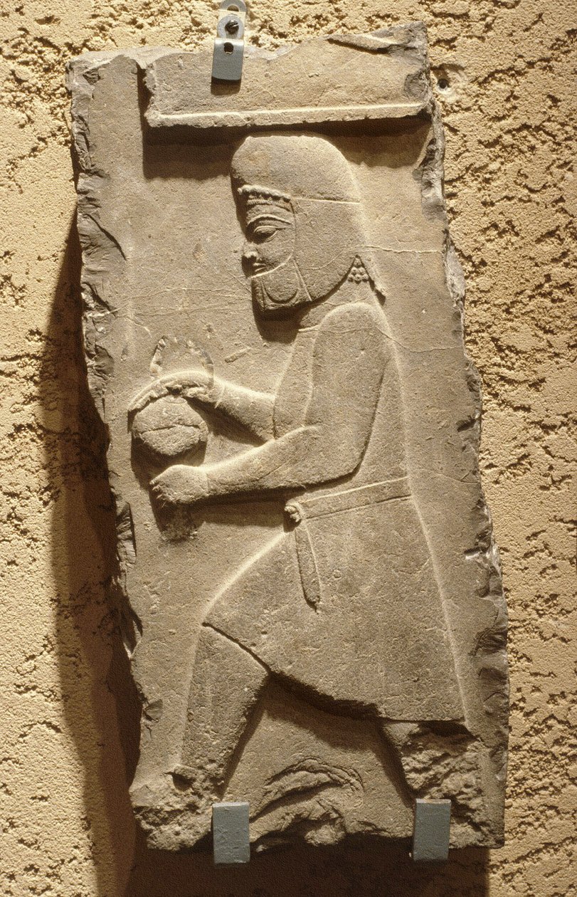 Mede na dworze królewskim w Persepolis niosący zadaszony statek, Achemenid, ok. 1930 r. 500 pne (wapień) autorstwa School Iranian