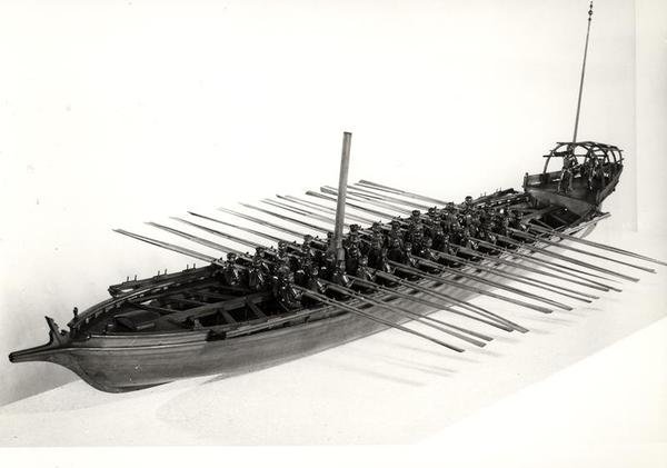 Model weneckiej fregaty (zdjęcie czarno-białe) autorstwa School Italian