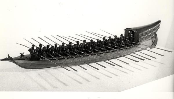 Model weneckiego „brigantino” (zdjęcie czarno-białe) autorstwa School Italian