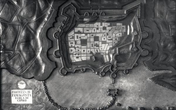 Mapa reliefowa Twierdzy Famagosta na wyspie Cypr w XVII wieku (zdjęcie czarno-białe) autorstwa School Italian