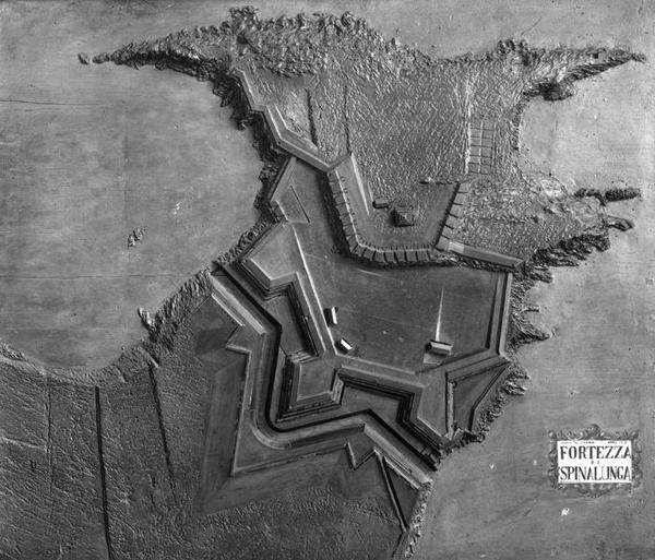 Mapa reliefowa fortecy weneckiej w Spinalonga na Krecie w 1619 roku (zdjęcie czarno-białe) autorstwa School Italian