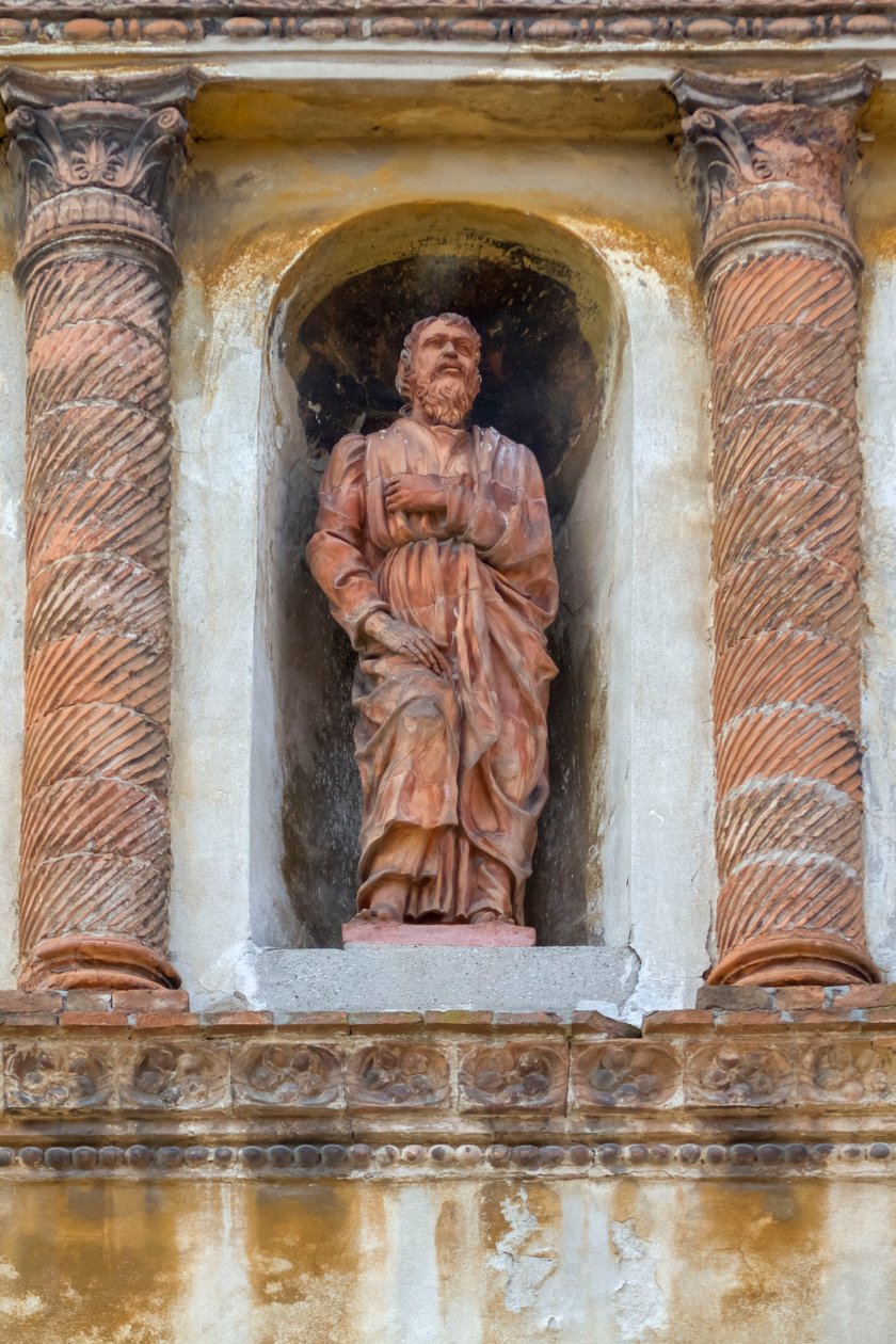 Figura świętego, posąg z terakoty w niszy Palazzo Valenti Gonzaga, zwany Casa Guerrina, w stylu fancellańskim, Via Frattini 5, Mantua (Lista Światowego Dziedzictwa UNESCO, 2008), Lombardia, Włochy autorstwa School Italian