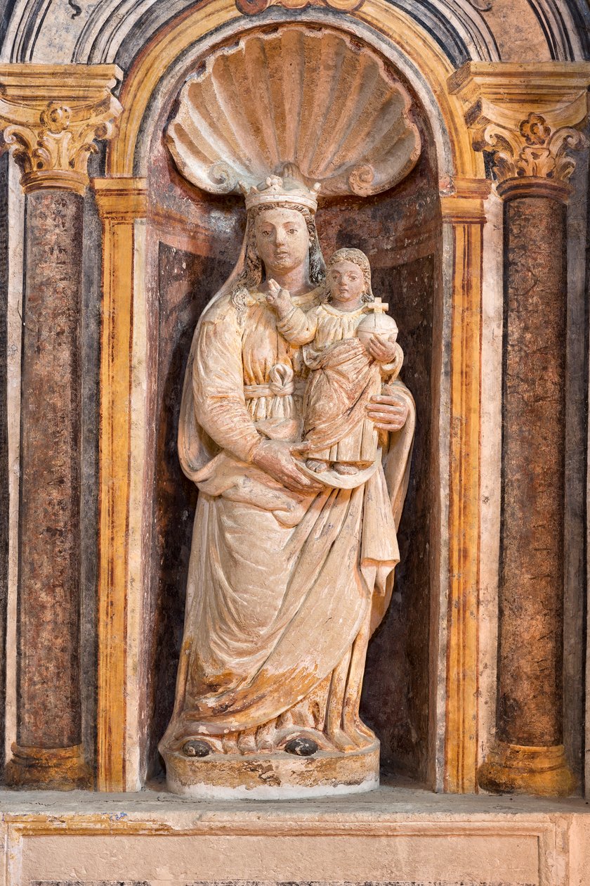 Posąg Madonny z Dzieciątkiem wewnątrz kościoła Santa Maria della Palomba, Matera, Włochy autorstwa School Italian