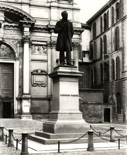 Pomnik Alessandro Manzoniego (1785-1873) (brąz) (zdjęcie czarno-białe) autorstwa School Italian