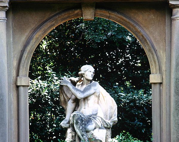 Posąg Wenus, w ogrodach Villa la Pietra (foto) autorstwa School Italian