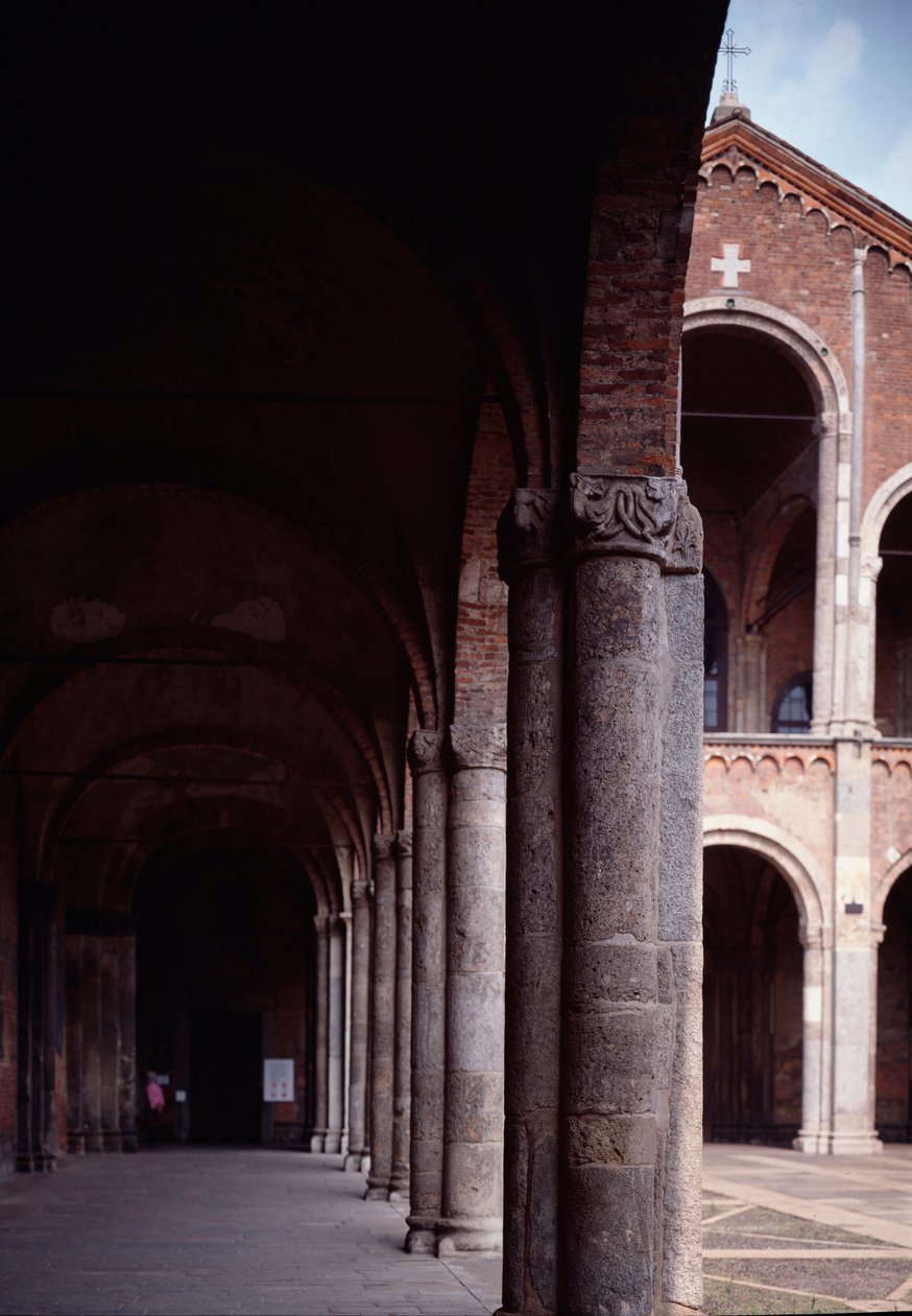 Widok na portyk kościoła św Ambrożego (Saint Ambrose) (Basilica di Sant