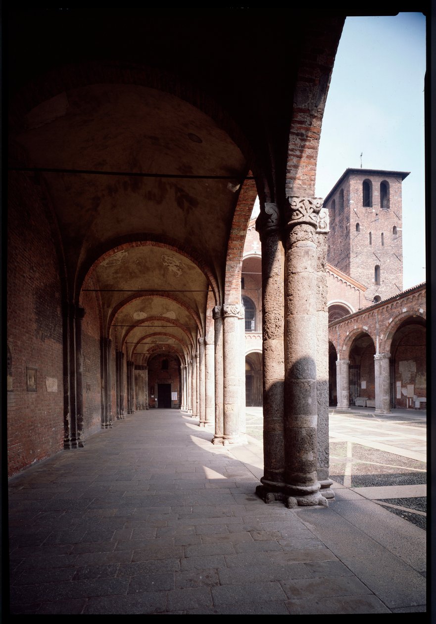 Widok na portyk kościoła św Ambrożego (Saint Ambrose) (Basilica di Sant