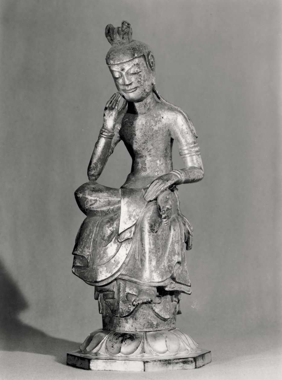 Bodhisattwa siedzący w pozycji medytacyjnej, ok. 645-794 (złocony brąz) (zdjęcie czarno-białe) autorstwa Japanese School