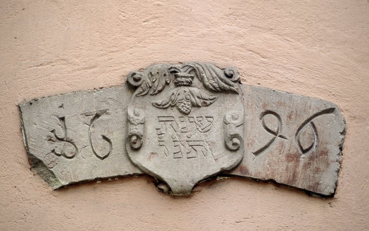 Aleja Żydów w Obernai (67). Miejsca kultu: inskrypcja z datą hebrajską i odpowiednią datą ery chrześcijańskiej: 1696. Synagoga została zbudowana podobno dwa lata po autoryzacji Intendant La Grange, która pozwoliła J. autorstwa School Jewish